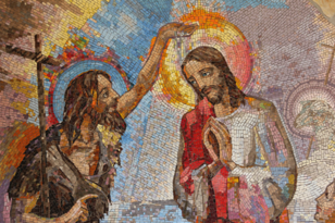 Taufe Jesu durch Johannes den Täufer auf einem Mosaik in Medjugorje, Bosnien und Herzegowina